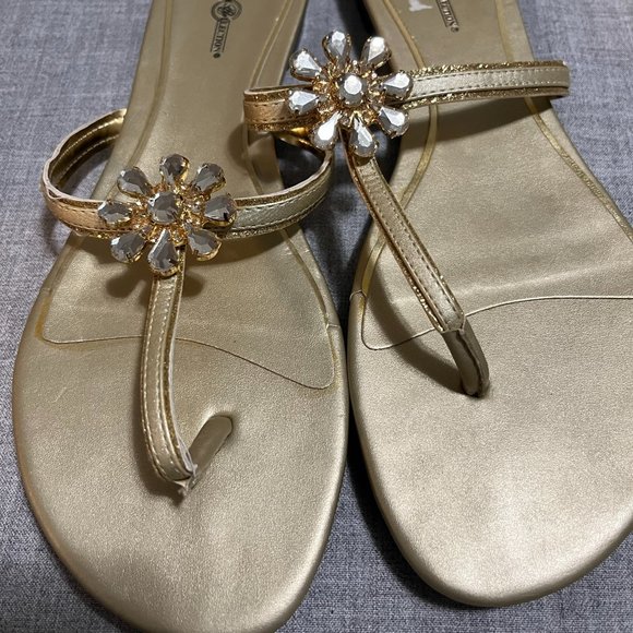 Premiere Collection Women's Gold Tone Bedazzled Sandals Flip Flops Size 8.5 - Picture 9 of 10